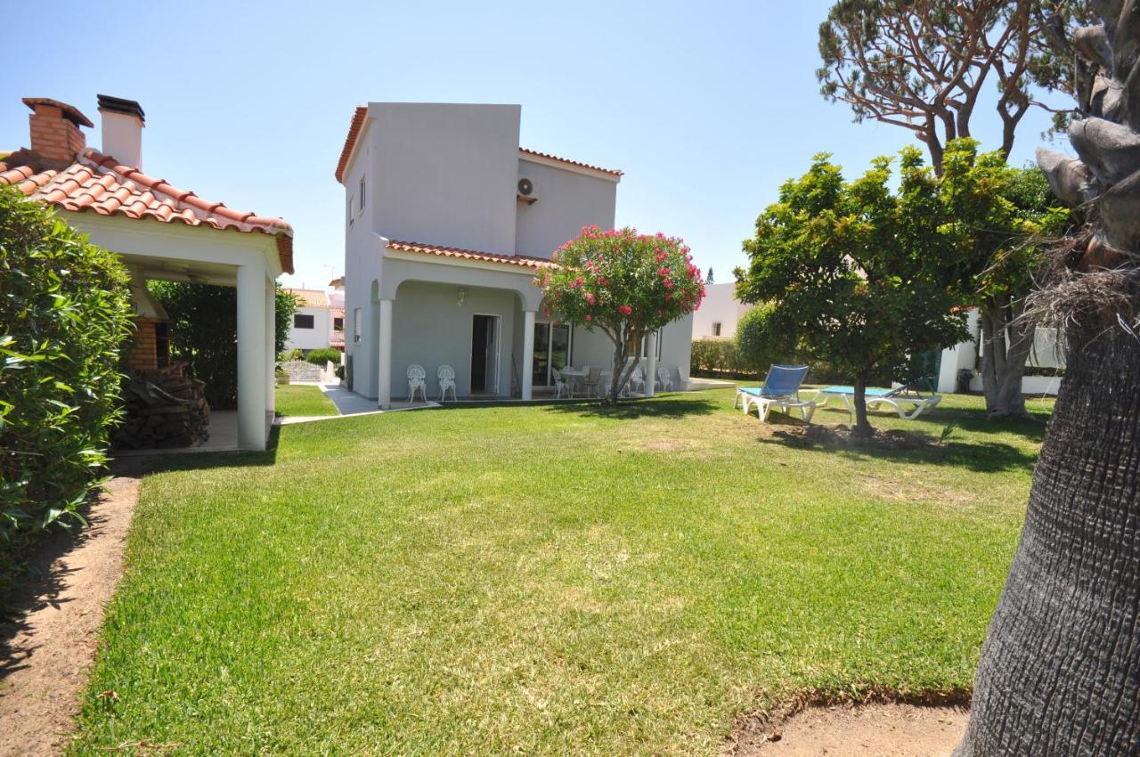 Well-Appointed Villa Is Situated In The Popular Resort Of Vilamoura Quarteira Exteriör bild