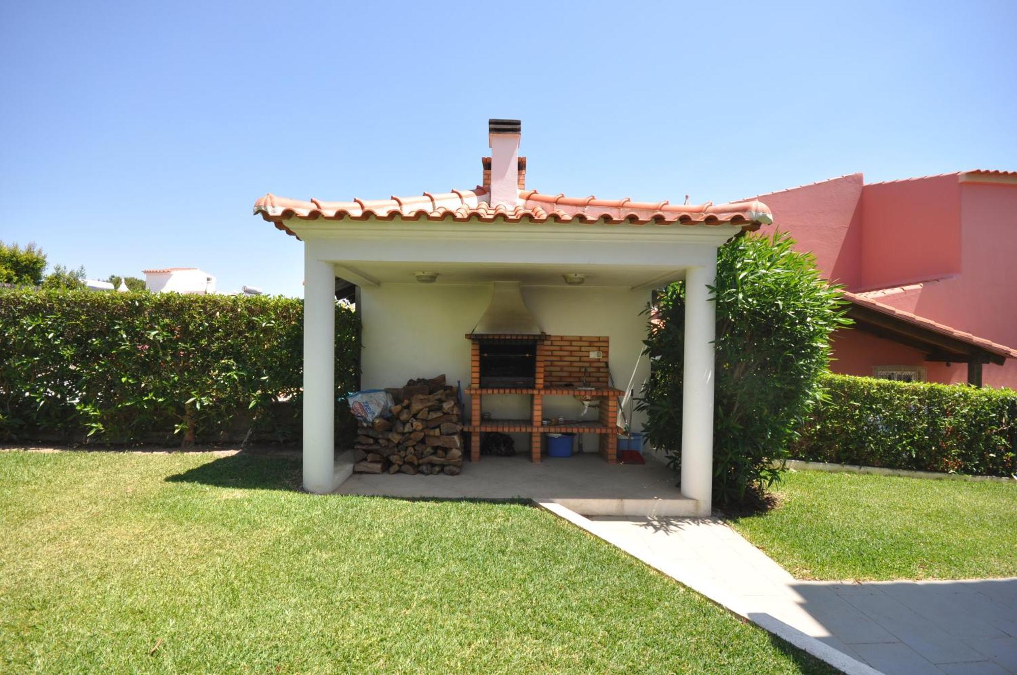 Well-Appointed Villa Is Situated In The Popular Resort Of Vilamoura Quarteira Exteriör bild